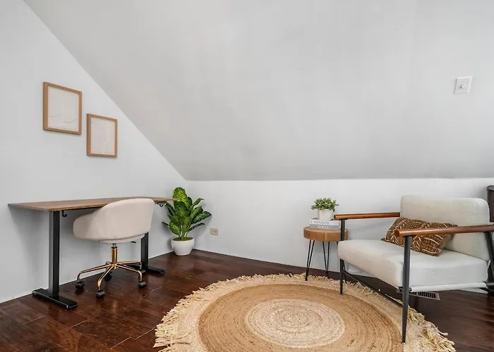 Spacious 3 Bedroom Apt, 5 Min From Wrigleyville Apartment