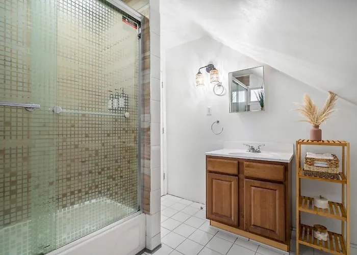 Spacious 3 Bedroom Apt, 5 Min From Wrigleyville Apartment Chicago