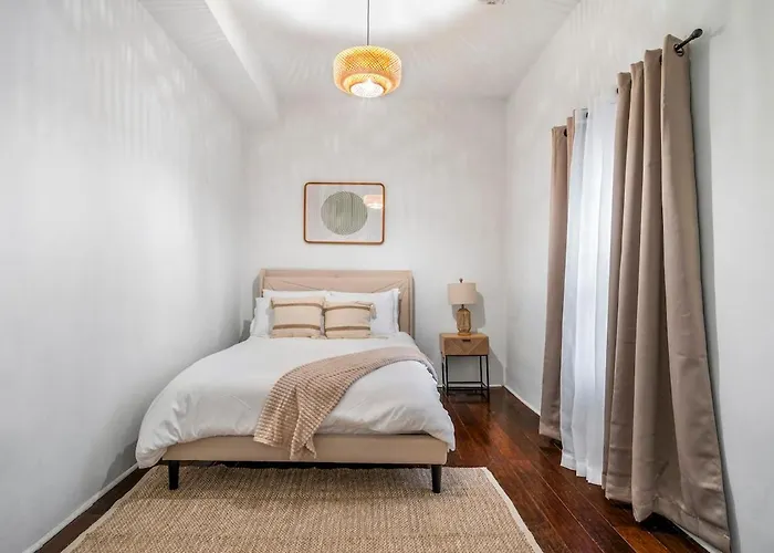 Spacious 3 Bedroom Apt, 5 Min From Wrigleyville Apartment