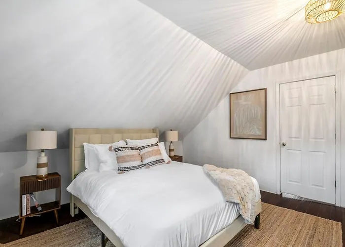 Spacious 3 Bedroom Apt, 5 Min From Wrigleyville *